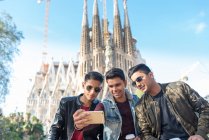 Indian friends tourists making selfies and photos in sagrada fam — Stock Photo