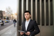 Китайский бизнесмен с планшетного компьютера — стоковое фото