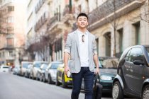 Китайский бизнесмен идет по улице — стоковое фото
