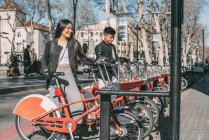 Молодая пара получает велосипед для езды на велосипеде в Барселоне — стоковое фото