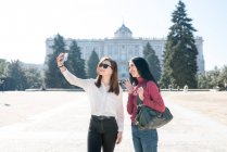 Asiatische Frauen machen Tourismus in Madrid und machen ein Selfie — Stockfoto
