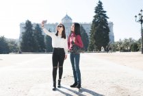 Asian women doing tourism in Madrid and taking a selfie — Stock Photo
