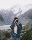 Jovem fotógrafa feminina visitando Milford Sound, Nova Zelândia — Fotografia de Stock