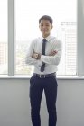 Молодой азиатский бизнесмен за работой в современном офисе — стоковое фото