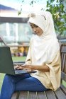 Женщина в хиджабе делает покупки в Интернете — стоковое фото