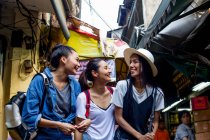 Подружки веселитимуться покупки вуличної їжі в китайському кварталі, Таїланд — стокове фото
