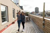 Jovens mulheres chinesas se divertindo na varanda — Fotografia de Stock