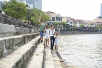 Exploration en famille Boat Quay, Singapour — Photo de stock
