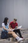 Jóvenes asiático universidad estudiantes estudio juntos - foto de stock