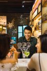 Jóvenes asiático amigos en cómodo bar - foto de stock
