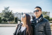 Chinesischer tourist spazieren durch la almudena ana palacio real in madrid, spanien — Stockfoto