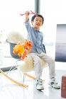 Милий маленький азіатський хлопчик грає з іграшками — стокове фото