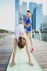 Deux femmes sportives s'entraînent en plein air — Photo de stock