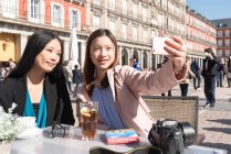 Asiatische Frauen, die ein Selfie in Madrid, Spanien — Stockfoto