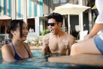 Bela jovem asiático amigos relaxante no piscina — Fotografia de Stock