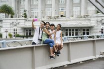 Сім'ї, які вивчають човен набережна, Сінгапур — стокове фото