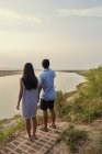 Пара охлаждения у уступа реки Иравади в Багане, Мьянма — стоковое фото