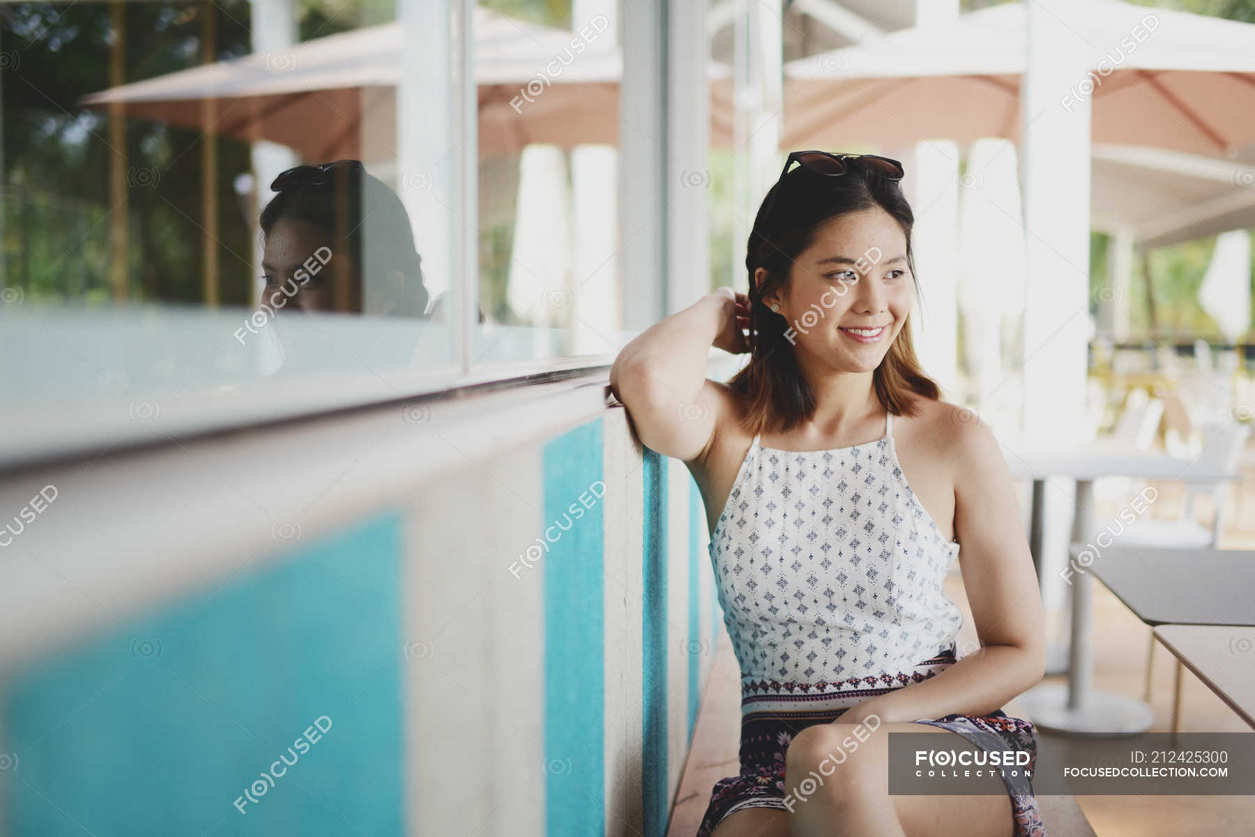 Привлекательная азиатка на балконе отеля