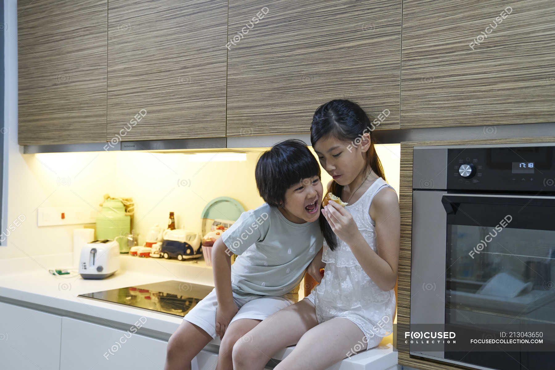 Японская мама на кухне. Сестру на кухне. Японская мамаша на кухне. Японская мать на кухне. Японская сестра на кухне.