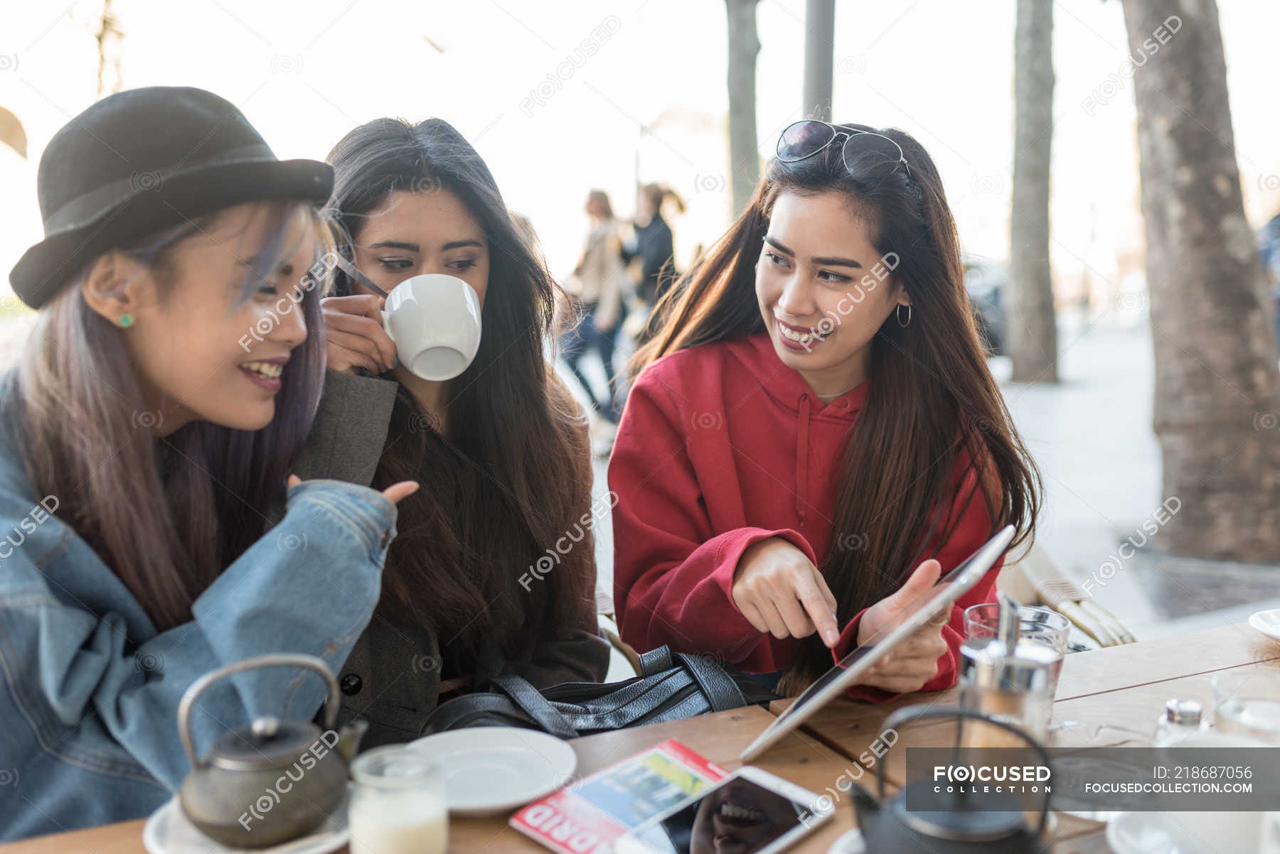 filipino-ladies-drinking-coffee-in-madrid-spain-architecture