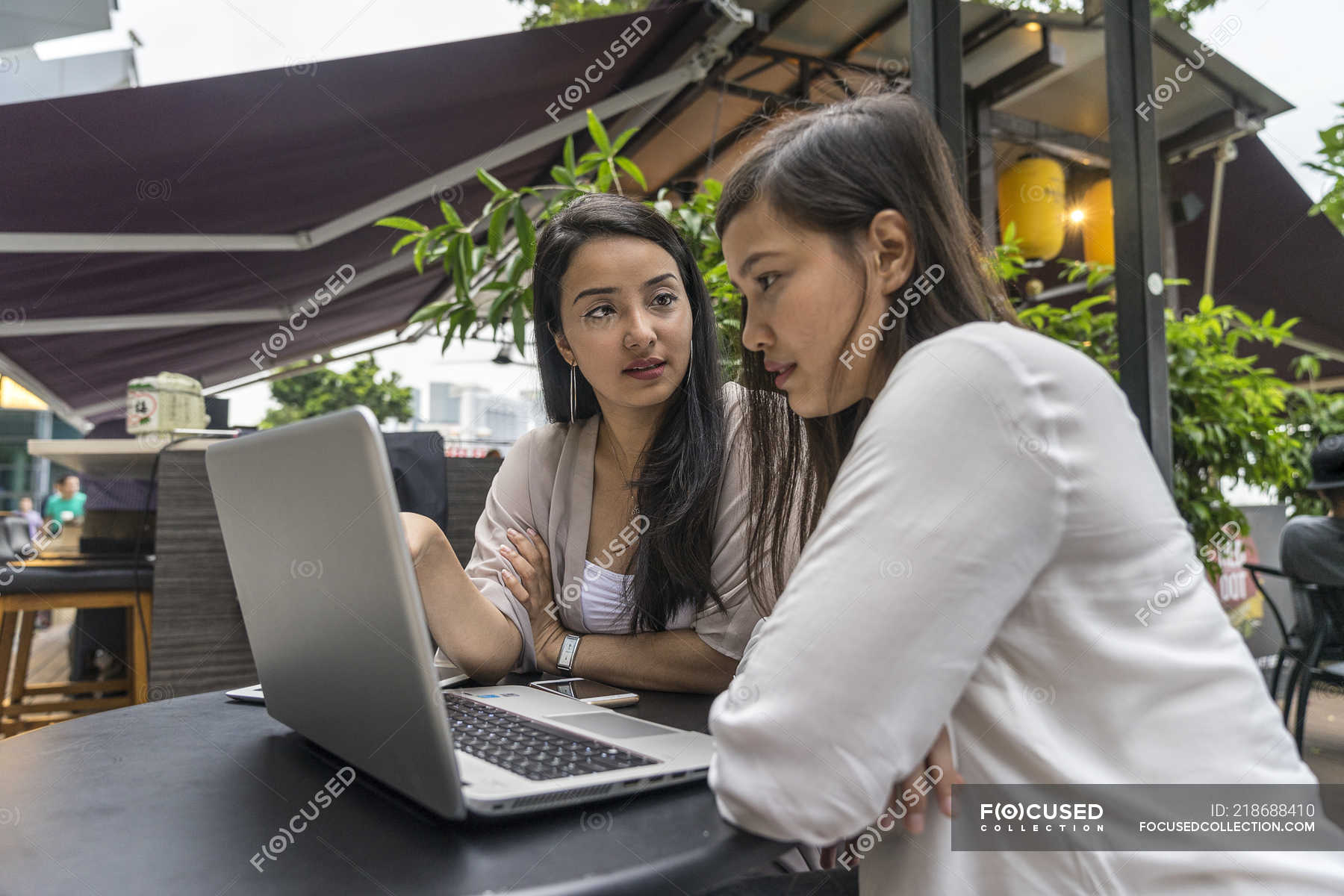 Two Malay Women Discussing About Work. — pretty ladies, laptop Stock