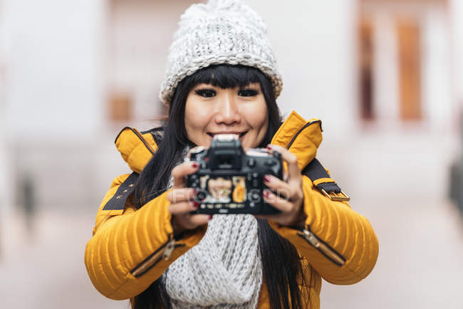 Touristen asiatische Frau mit Kamera in europäischen Straße. Tourismuskonzept. — Stockfoto