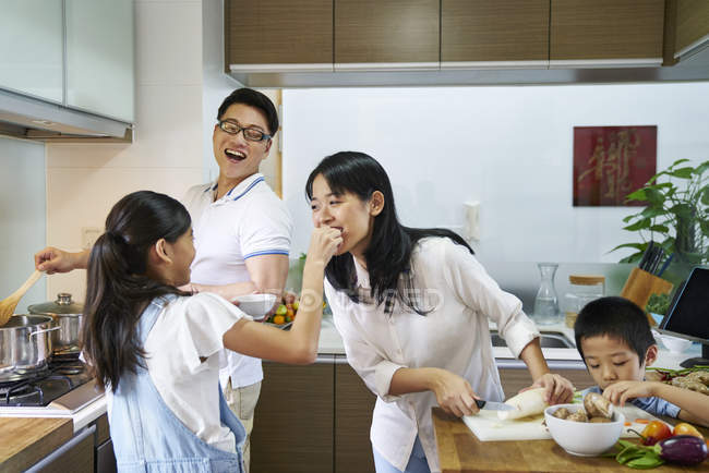 Feliz asiático família preparando comida juntos em casa — Fotografia de Stock