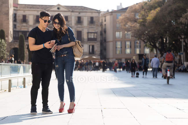 Hermosa joven asiático pareja pasar vacaciones en Barcelona - foto de stock