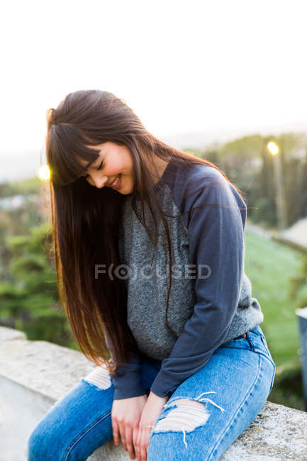Giovane donna eurasiatica in posa per la fotocamera a Barcellona — Foto stock