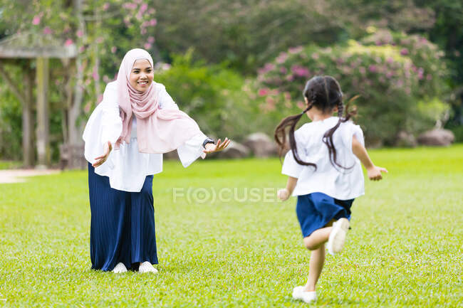 Kleines Mädchen läuft zu ihrer Mutter. — Stockfoto