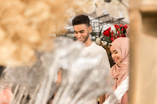 Pareja musulmana joven en floristería - foto de stock