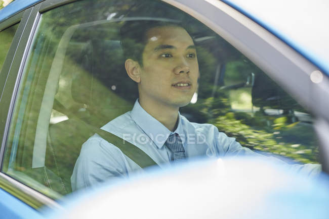 Junge männliche Fahrerin im Auto — Stockfoto