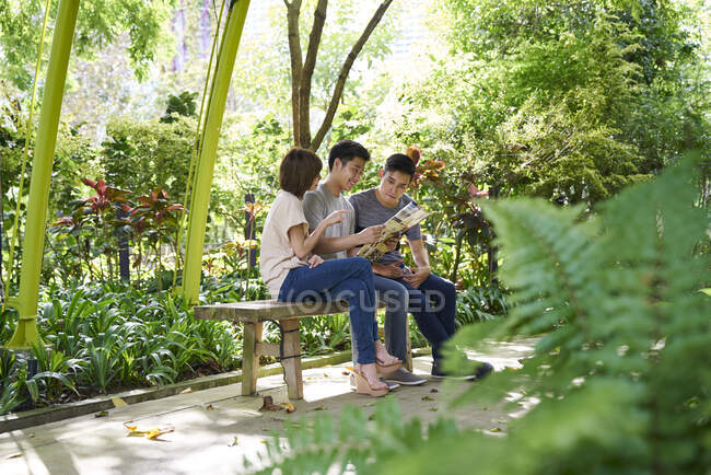 Tourists taking a break at Gardens by the Bay, Singapore — Stock Photo