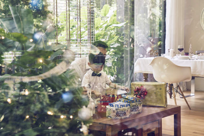 Glückliche asiatische Vater und Sohn feiern Weihnachten zusammen — Stockfoto