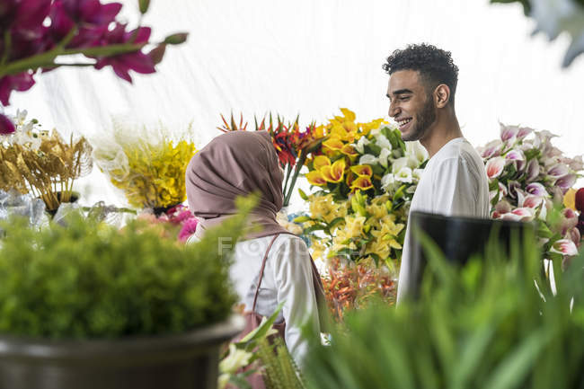 Jeune couple musulman faisant du shopping pour des fleurs . — Photo de stock