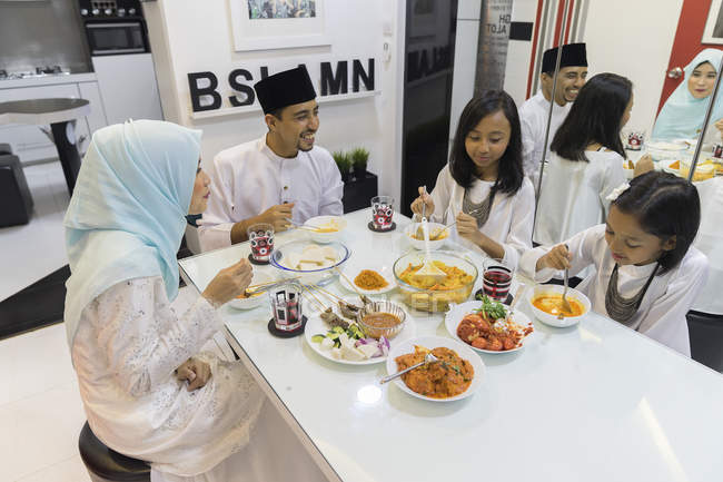 Glücklich asiatische Familie feiert hari raya zu Hause — Stockfoto