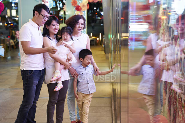 LIBERTAS Feliz asiática familia pasar tiempo juntos y de compras - foto de stock
