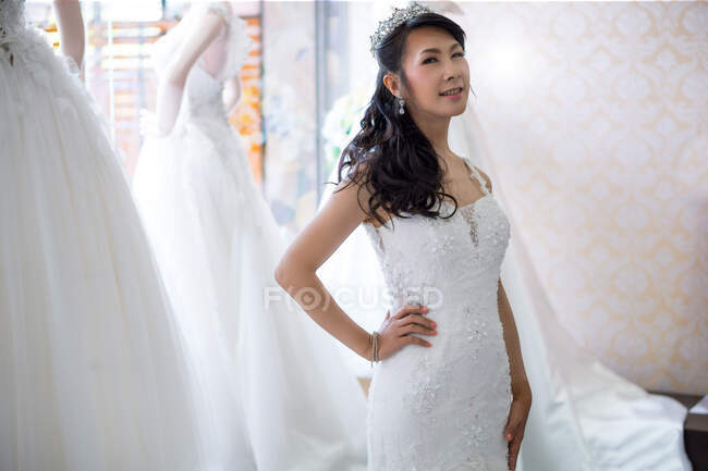 Ирен была одета в свадебное платье для предсвадебной съемки, она выбирала традиционное китайское платье и белое свадебное платье. Полный счастья и удовольствия . — стоковое фото