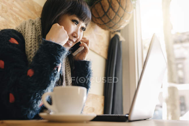 Una donna d'affari che usa il suo portatile al Coffee Shop. Concetto aziendale — Foto stock