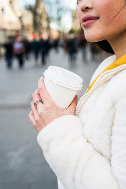 Young chinese woman drinking coffee on the streets of Barcelona — Stock Photo