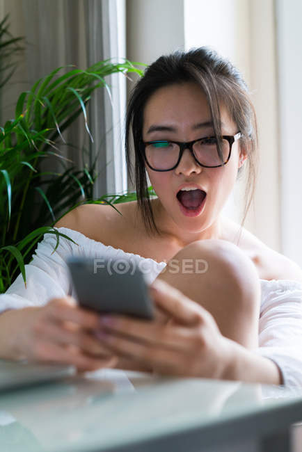 Jovem chinesa e bonita mulher usando seu smartphone — Fotografia de Stock