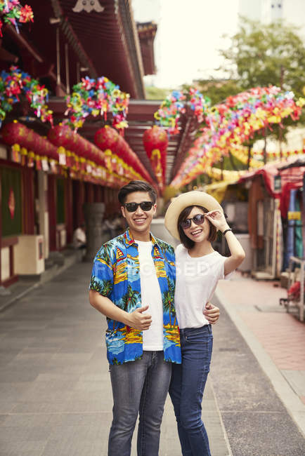 Junges asiatisches Paar hat Spaß beim chinesischen Neujahrsfest — Stockfoto
