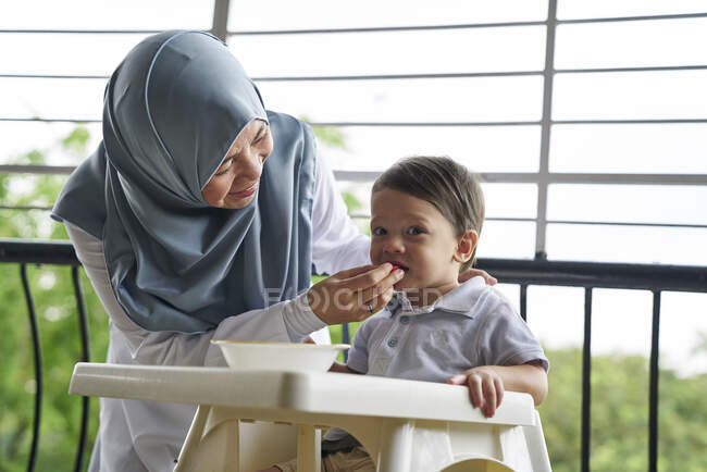 Young grandmother bonding with her grandson — Stock Photo
