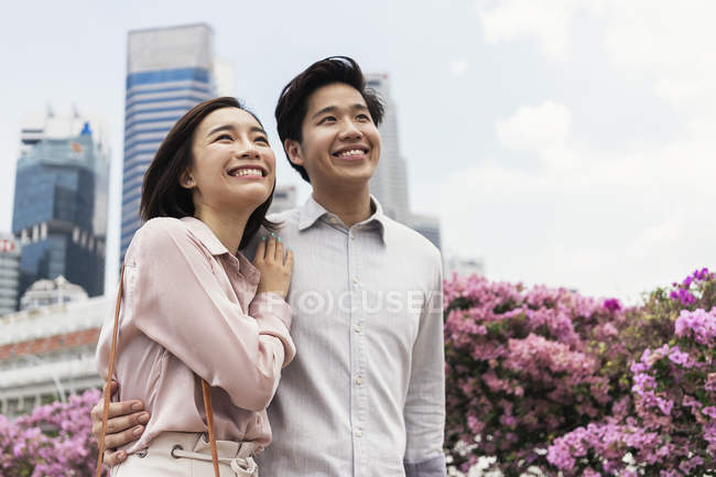 Jeune couple asiatique passer du temps ensemble à Singapour — Photo de stock