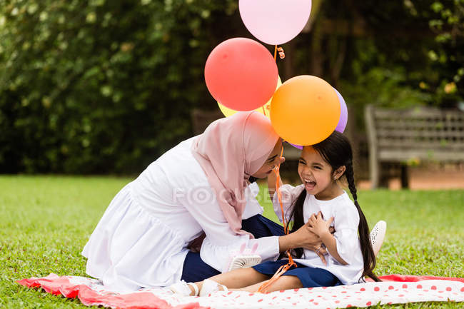 Mãe e criança com balões no parque . — Fotografia de Stock