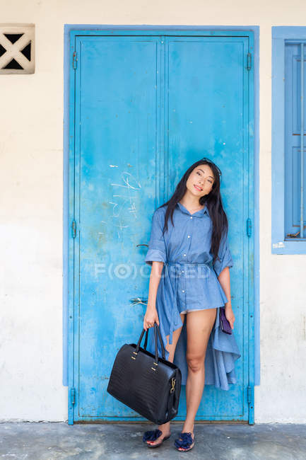 Attrayant asiatique femme posant avec sac à l'extérieur — Photo de stock