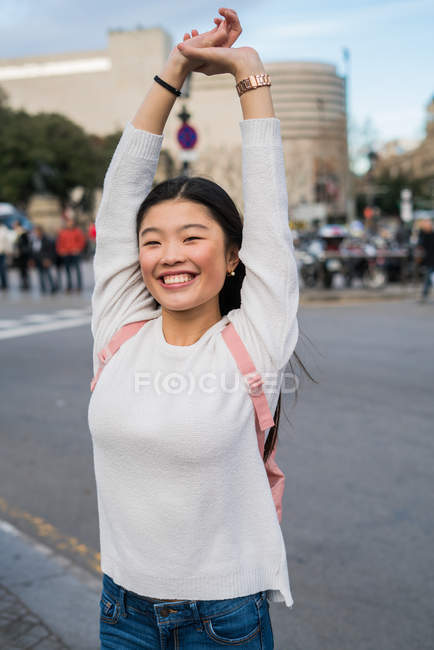 Young Chinese woman on the streets of Barcelona — Stock Photo