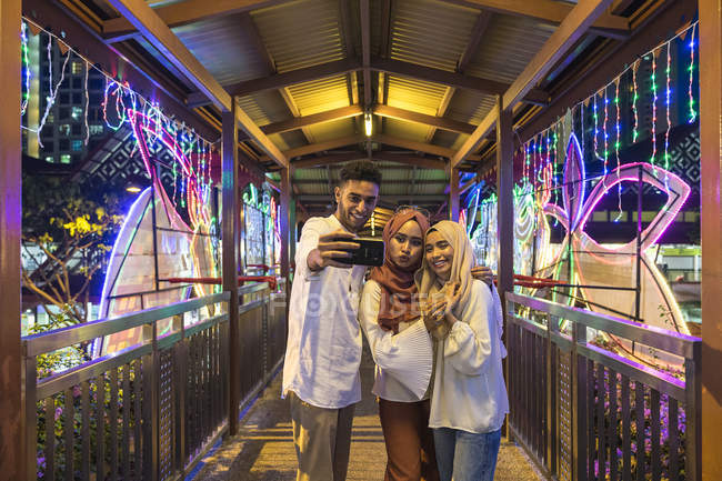 Jeune groupe d'amis musulmans prenant selfie — Photo de stock