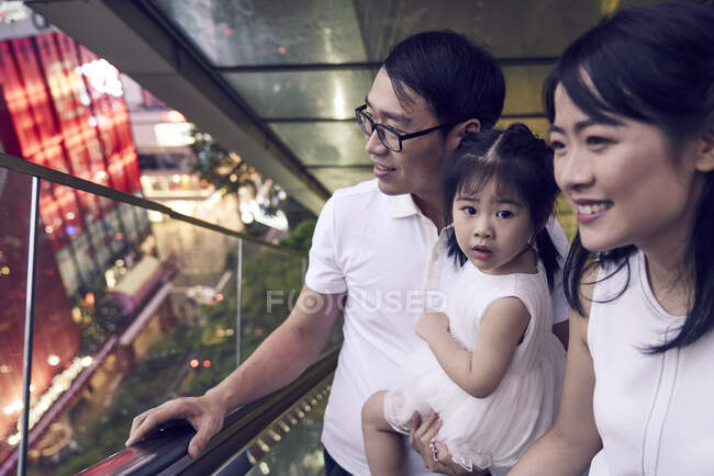 Счастливая азиатская семья проводит время вместе — стоковое фото