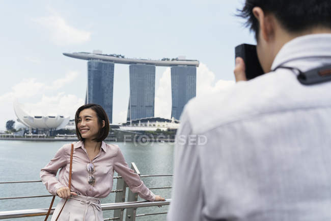 Man taking photo of asian woman in Singapore — Stock Photo